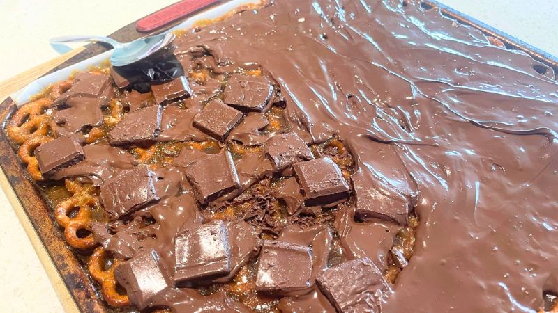 christmas-bark-with-pretzels-gallery4