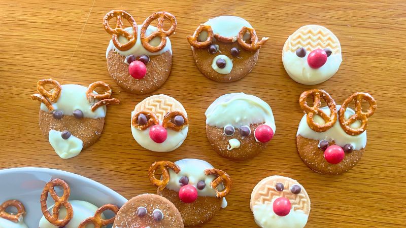 Christmas biscuit decorating-gallery5