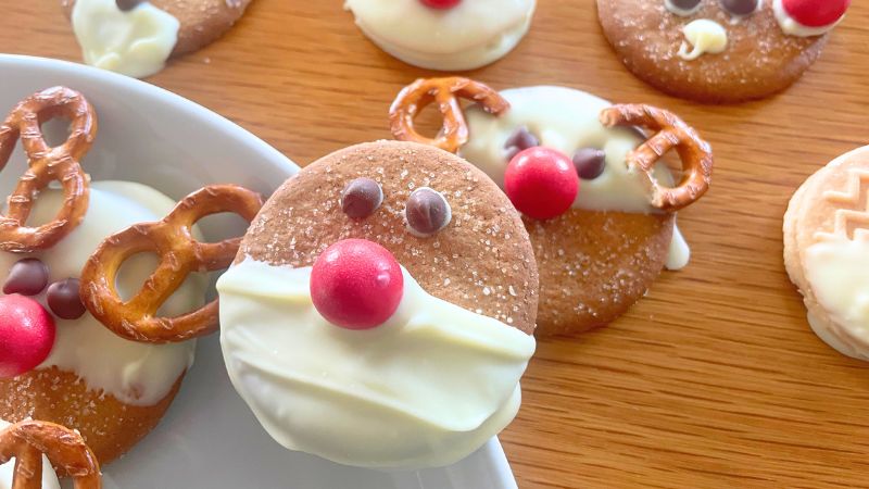 Christmas biscuits with pretzels-gallery7